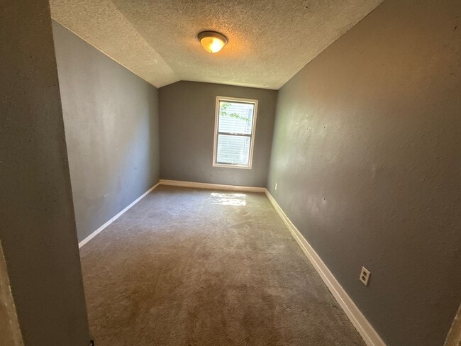 Building Photo - 3 BED, 2 BATH HOUSE.. WASHER AND DRYER CONNECTIONS. PETS ALLOWED.
