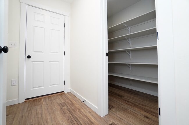 Building Photo - 1512 W Cub River Dr