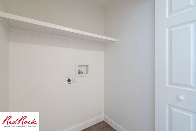 Building Photo - 2 Bedroom Townhome Available