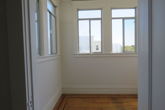 Building Photo - 152A