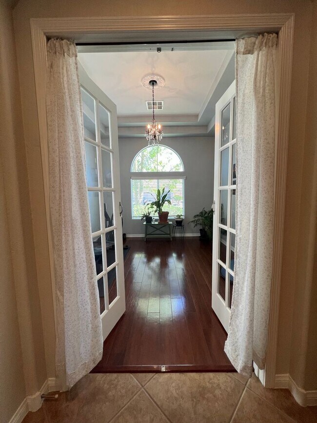 Building Photo - ABSOLUTELY AMAZING! Large 4 bedroom 2 stor...