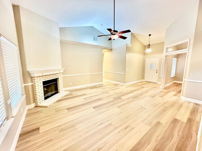Building Photo - North Clovis 3/2 Near Buchanan Education C...