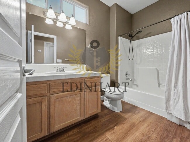 Building Photo - 818 S Apple Ave