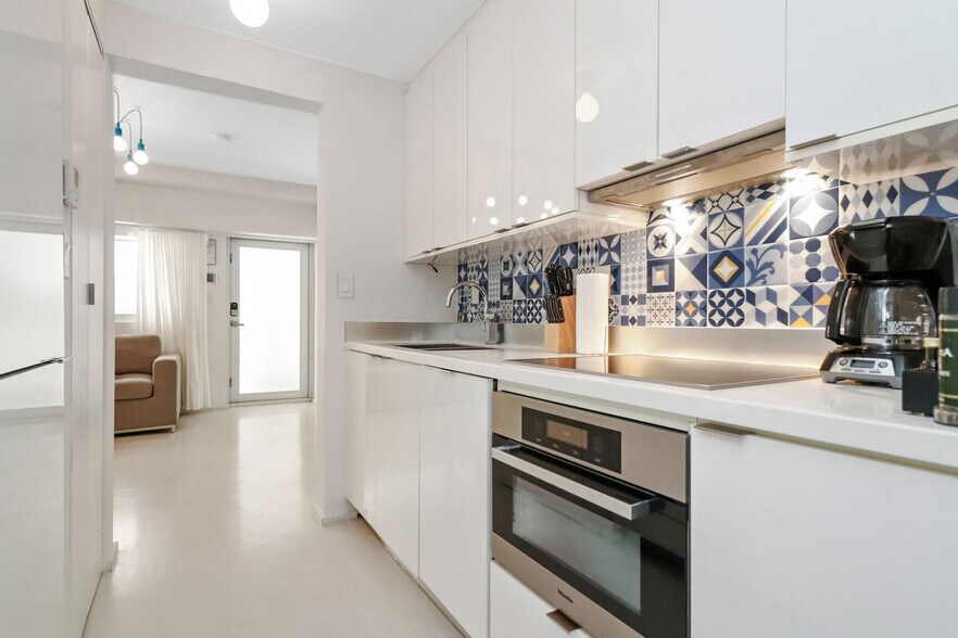 Building Photo - 250 Collins Ave