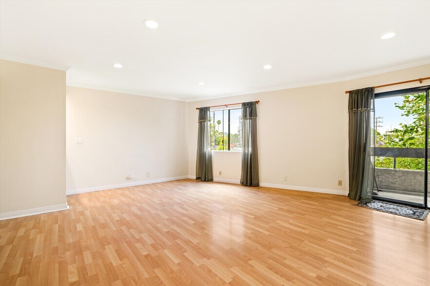 Building Photo - 1037 N Vista St