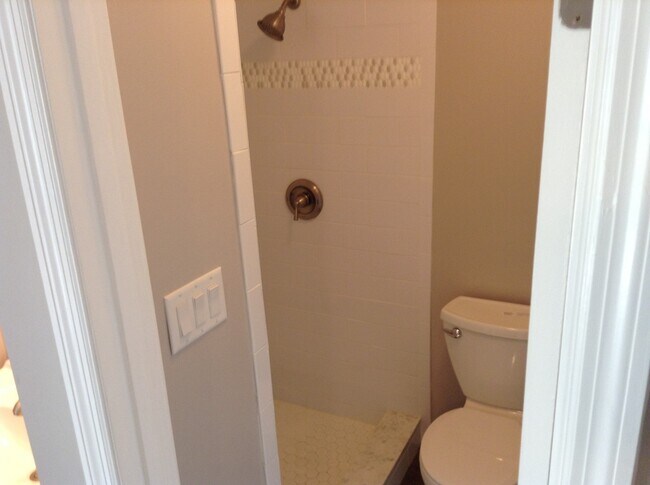 Building Photo - 2 Bedroom/2 Bathroom Triplex with Large Fe...