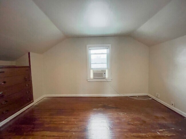 Building Photo - PRELEASING for AUGUST! Close to Campus