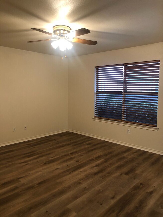 Building Photo - Coming Soon!!! One bedroom/attached garage...