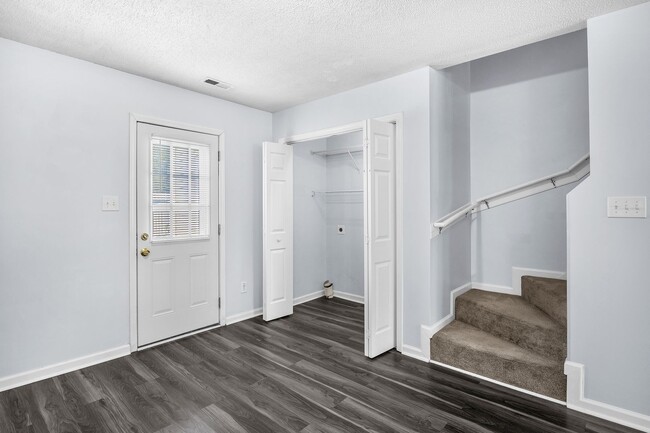 Building Photo - 2 Bed 2.5 Bath Townhome