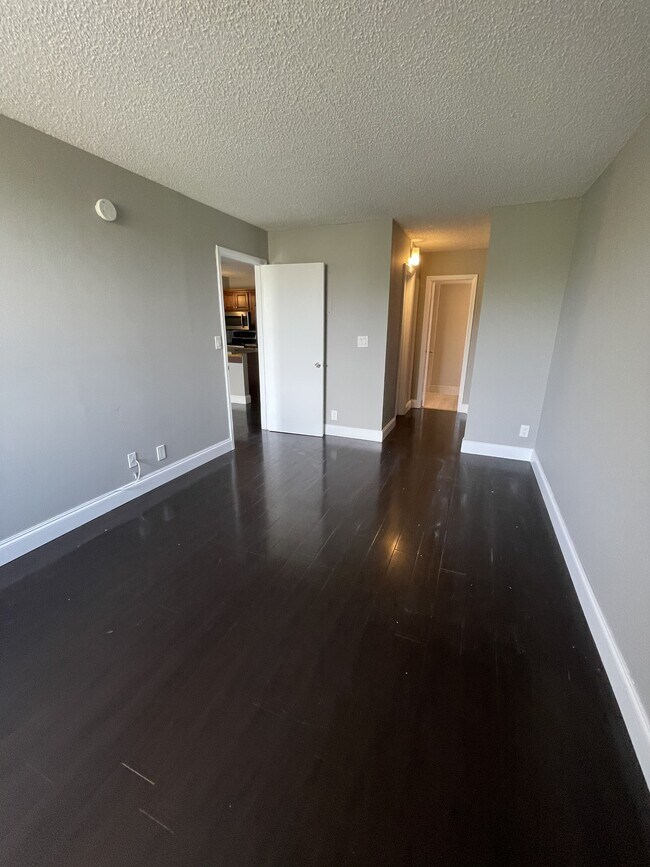 Building Photo - 2701 Riverside Dr