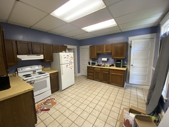 Building Photo - 3 Bed 2 Bath close to UWEC! Available June...