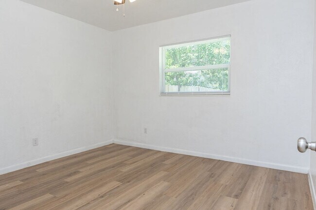 Building Photo - 108 N Kentucky Ave