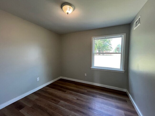 Building Photo - Renovated 3 Bedroom 1.5 Bath Home for Rent!