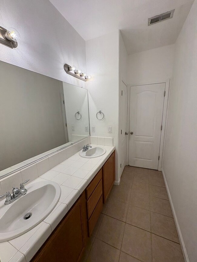 Building Photo - Spacious Tulare Home Available Now!