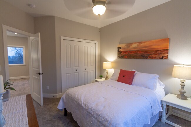 Building Photo - 724 N Walnut St