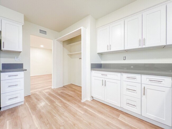 Building Photo - DELL