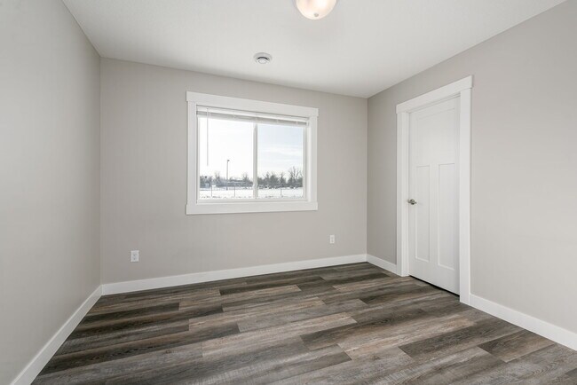 Building Photo - 102 7th Ave NW