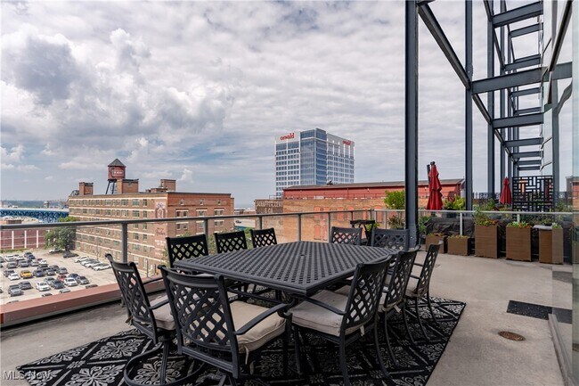 Building Photo - 701 W Lakeside Ave