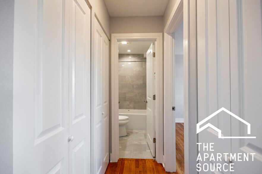 Building Photo - 6954 N Sheridan Rd