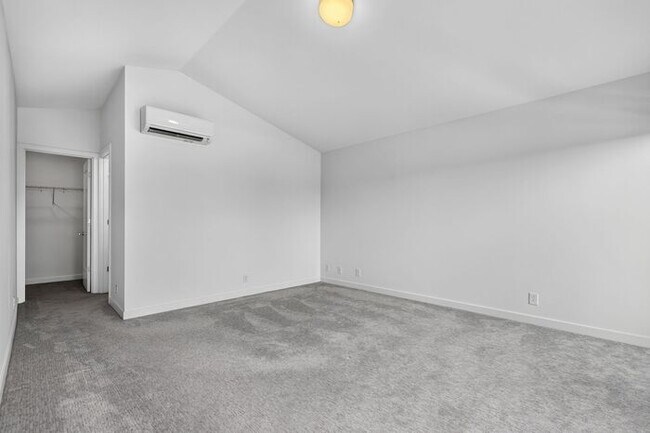 Building Photo - ULTRA-MODERN Air Conditioned Townhome in Beacon Hill (1st Month Free)