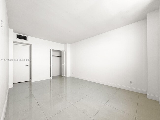 Building Photo - 1455 N Treasure Dr