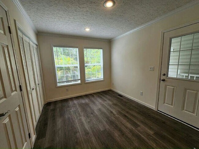 Building Photo - 513 Eland Dr