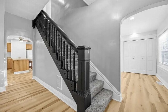 Building Photo - Beautiful 3 bedroom, 2 full bathroom home for rent in the Oakland area AVAILABLE NOW!