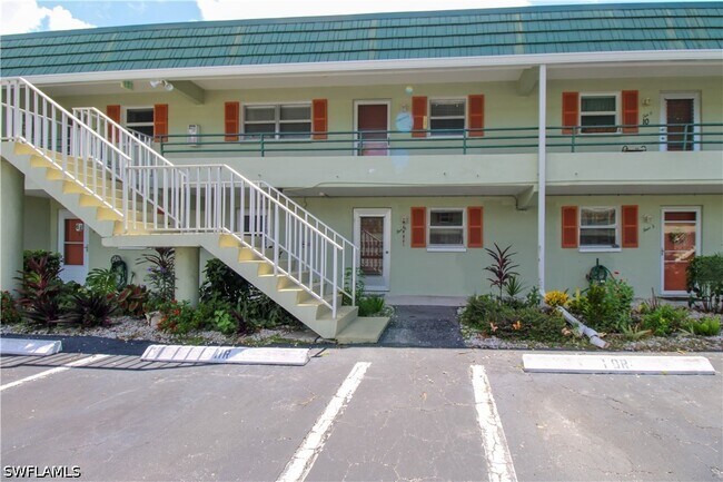 Building Photo - 300 Valley Stream Dr