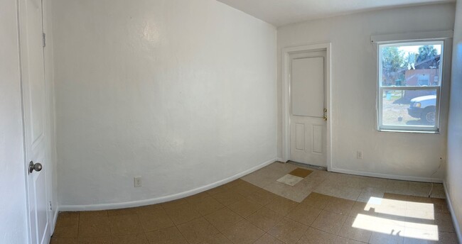 Building Photo - Cozy 2 Bedroom, 1 Bath Apartment in Charmi...