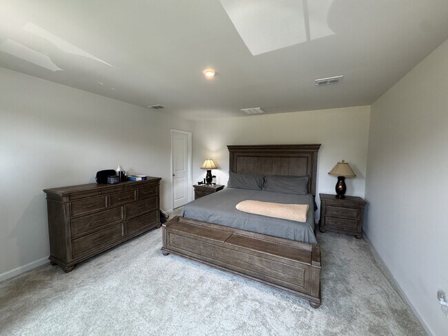 Building Photo - 4 bedroom, 2.5 baths in a Seneca neighborhood