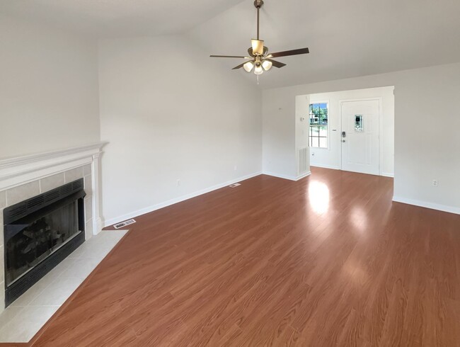 Building Photo - Cute 2 Bedroom 2 Bath Home with a 2 Car Garage!