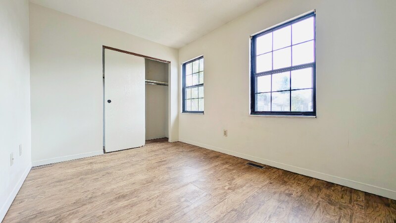 Building Photo - 533 E Graham Pl