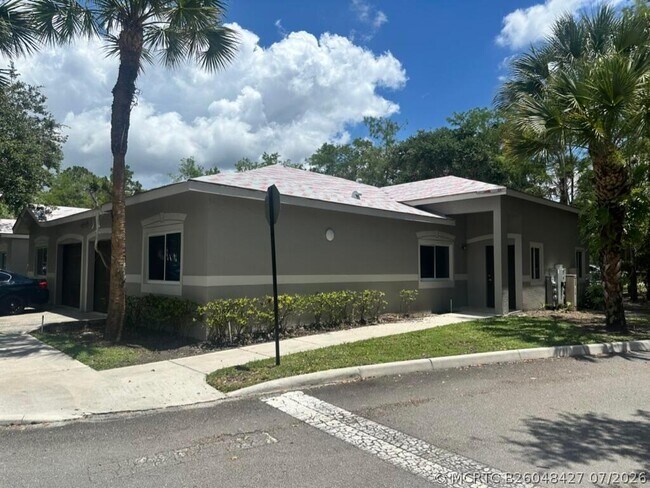 Building Photo - 220 Crestwood Cir