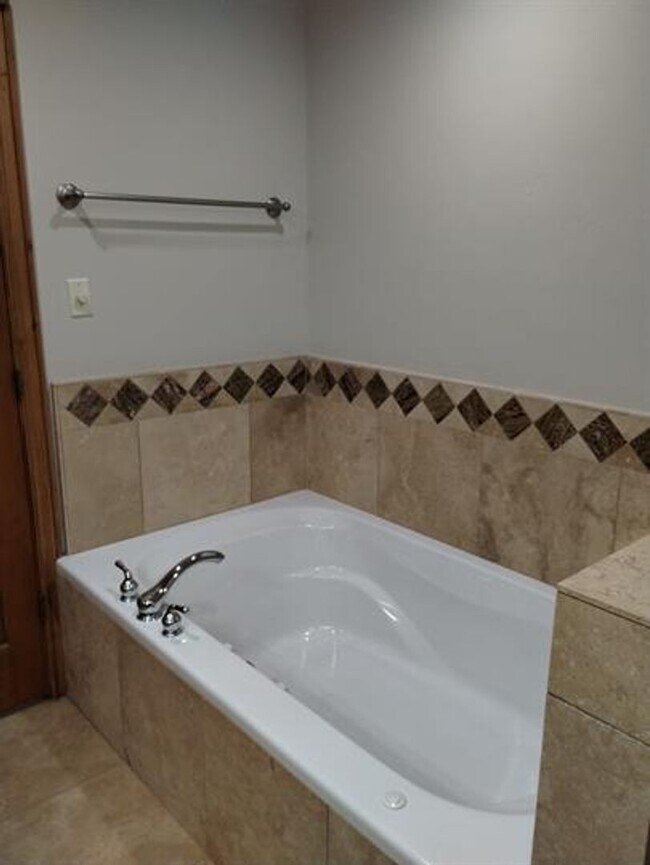 Building Photo - Spacious Cottonwood Heights Home with Vaulted Ceilings & Finished Basement