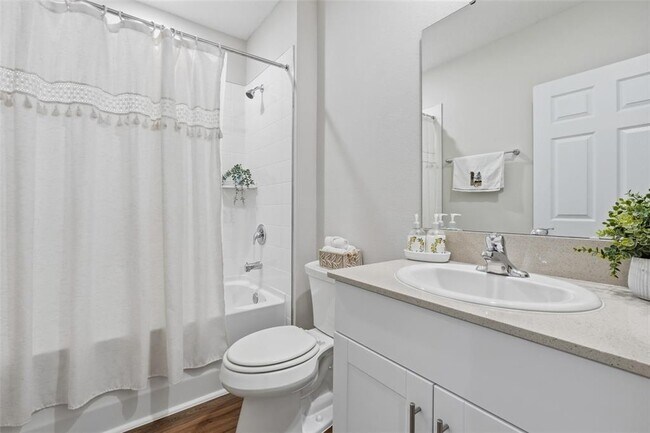 Building Photo - 1330 Current Pl