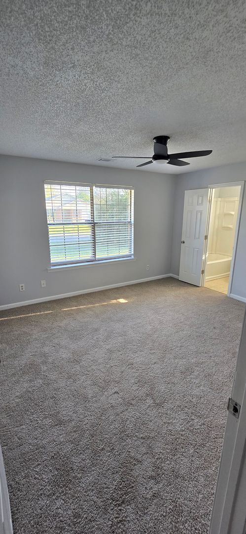 Building Photo - FOR RENT