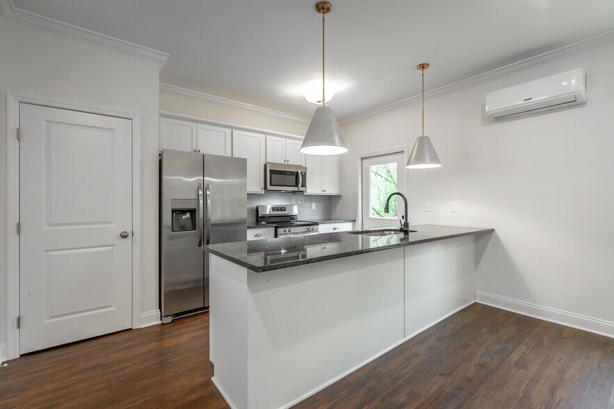 Building Photo - 5547 Stream Ln