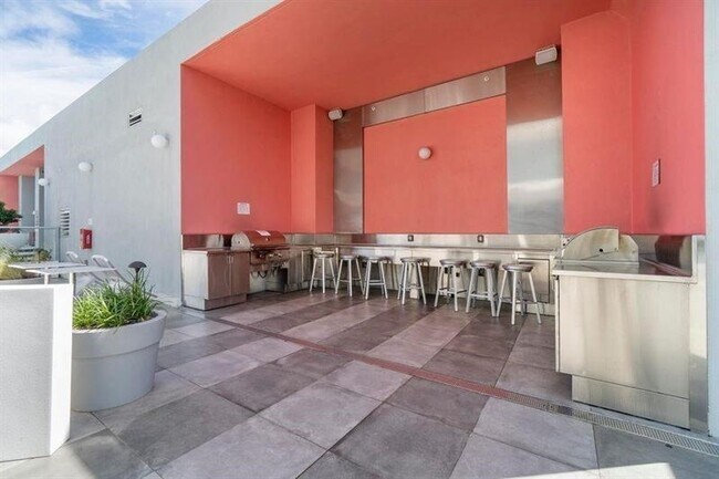 Building Photo - 2000 Metropica Wy