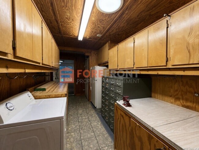 Building Photo - 7845 Village Oak Dr