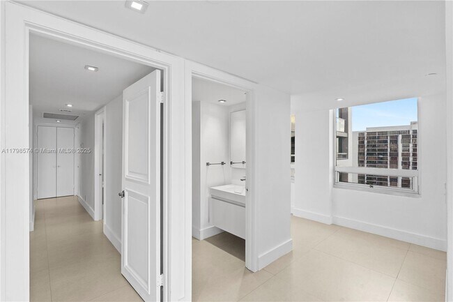 Building Photo - 1541 Brickell Ave
