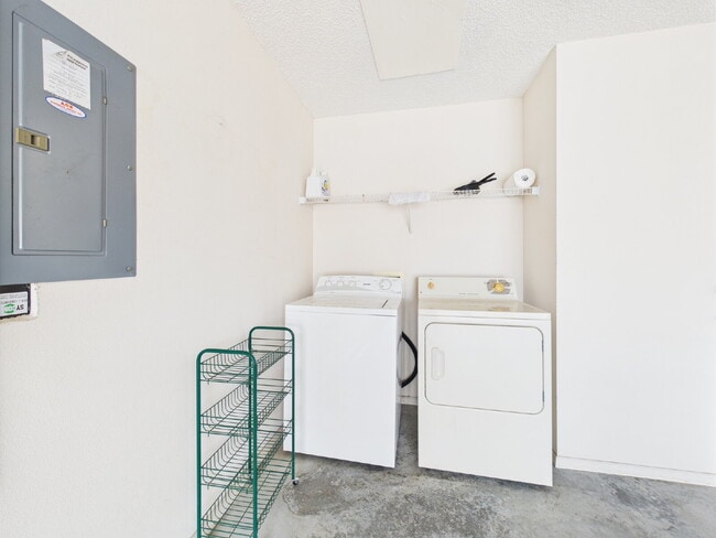 Building Photo - 480 Hildalgo Dr