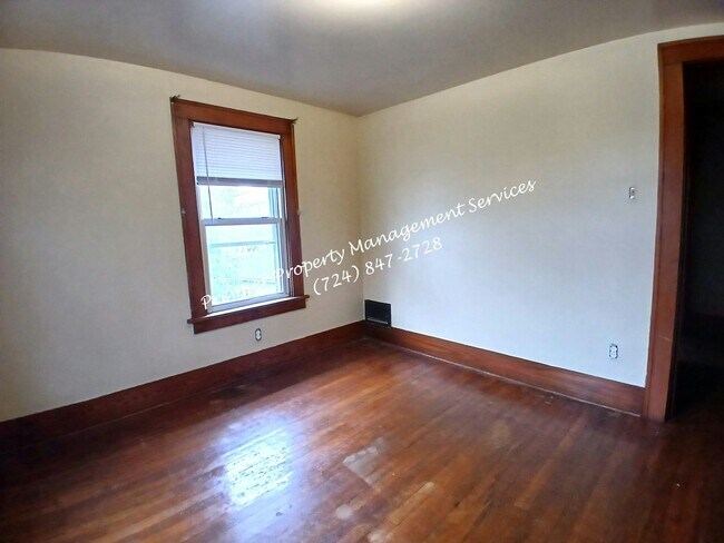 Building Photo - 979 King St