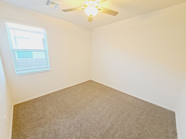 Building Photo - Energy Efficient Home 3bed 2 bath in Huning.