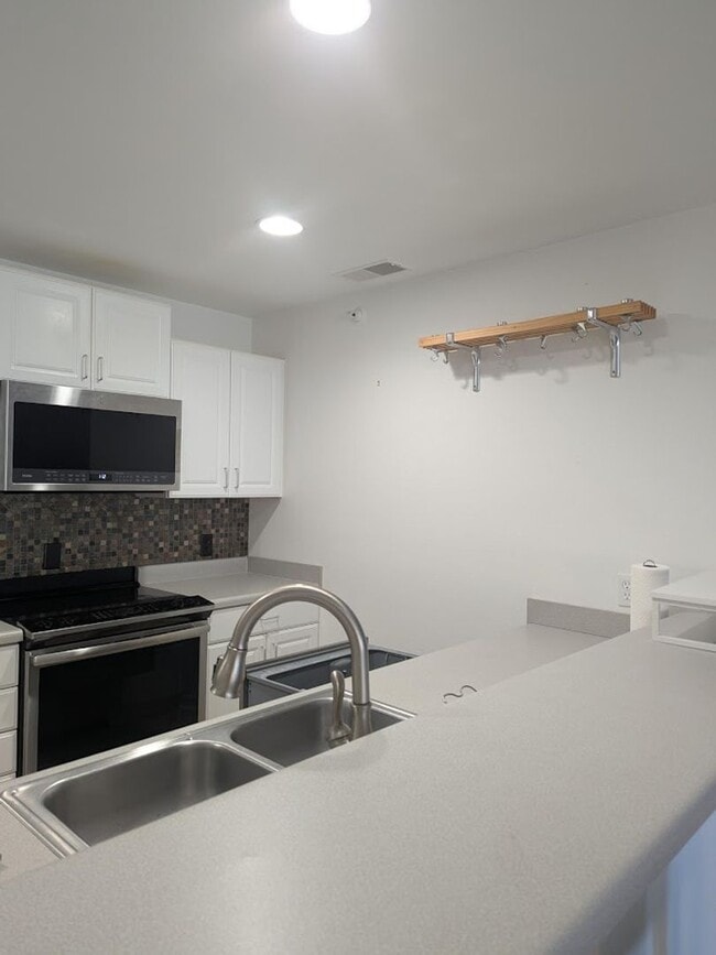 Building Photo - Bright and Spacious Condo for Rent in Downtown Verona