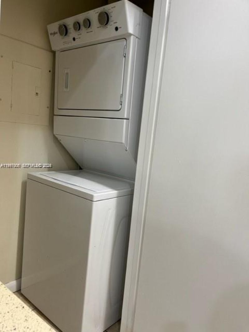 Building Photo - 9999 Summerbreeze Dr