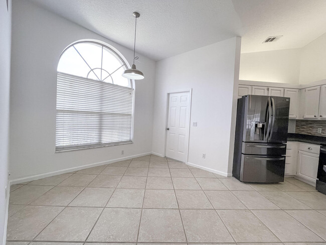 Building Photo - 252 Moccasin Trail W