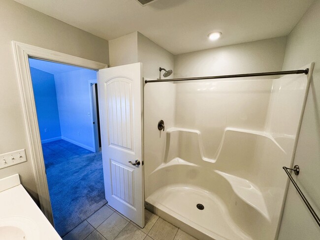 Building Photo - Spacious 3-Level Townhouse