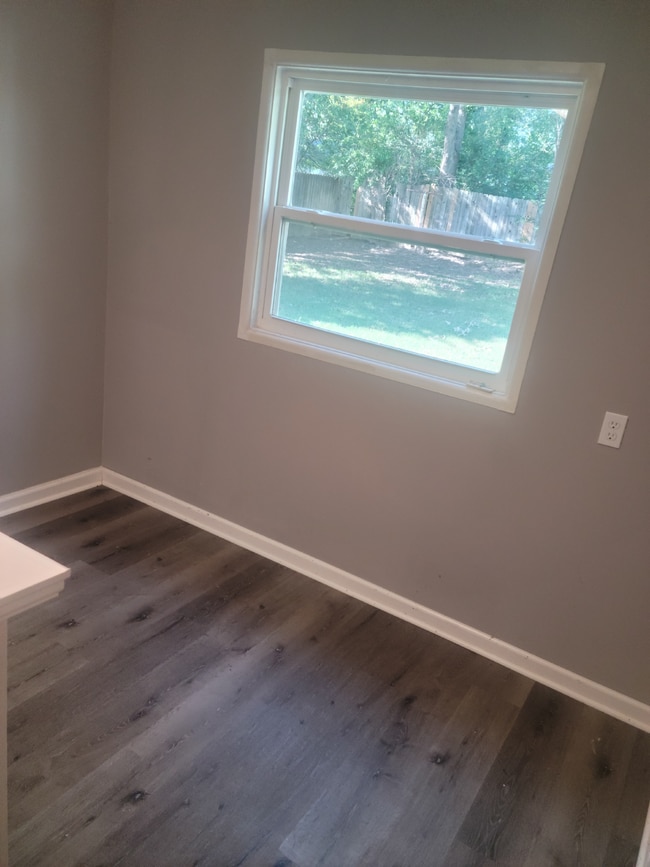 Building Photo - "Charming 3-Bed Home with Granite Elegance...