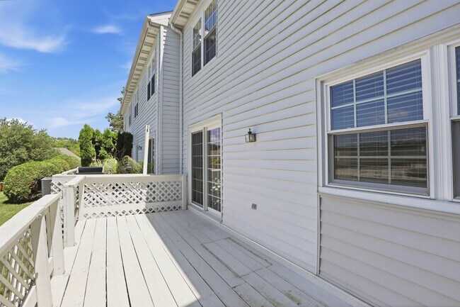 Building Photo - Stunning 3 Bedroom Townhome !