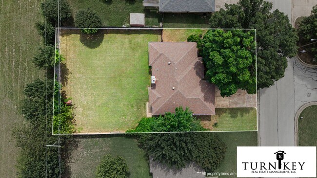 Building Photo - 913 Springhill Dr